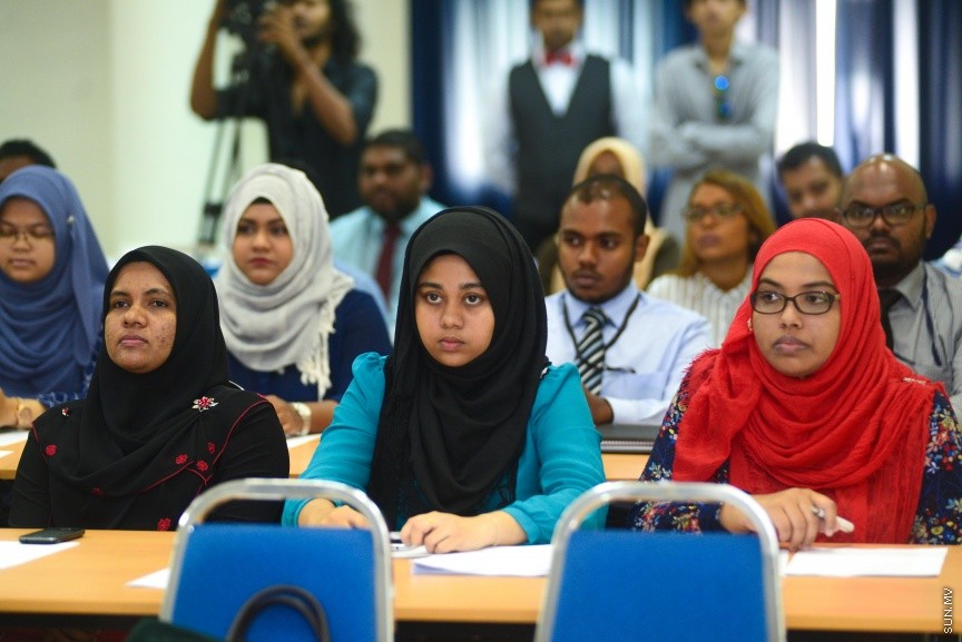 20 ފެބްރުއަރީ 2017:  މިނިވަން ވިޔަފާރީގެ އެއްބަސްވުންތަކާ ބެހޭ ގޮތުން ސަރުކާރުގެ އެކިއެކި މުއައްސަސާތަކާއި ކުންފުނިތަކަށް މައުލޫމާތު ދިނުމަށް ވޯލްޑް ޓްރޭޑް އޯގަނައިޒޭޝަން (ޑަބްލިއުޓީއޯ)އާ އެކު މިއަދު ކަސްޓަމްސް ބިލްޑިންގުގައި ފެށި ދެ ދުވަހުގެ ވޯކްޝޮޕް ފެއްޓުމުގެގޮތުން  ބޭއްވި ރަސްމިއްޔާތުގެ  ތެރެއިން---ސަން ފޮޓޯ: މުހައްމަދު އަފްރާހް