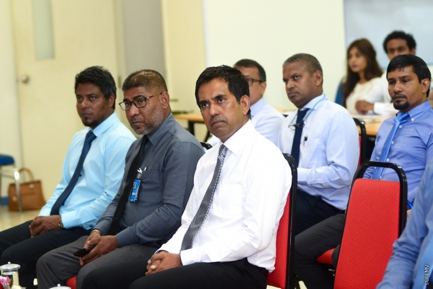 20 ފެބްރުއަރީ 2017:  މިނިވަން ވިޔަފާރީގެ އެއްބަސްވުންތަކާ ބެހޭ ގޮތުން ސަރުކާރުގެ އެކިއެކި މުއައްސަސާތަކާއި ކުންފުނިތަކަށް މައުލޫމާތު ދިނުމަށް ވޯލްޑް ޓްރޭޑް އޯގަނައިޒޭޝަން (ޑަބްލިއުޓީއޯ)އާ އެކު މިއަދު ކަސްޓަމްސް ބިލްޑިންގުގައި ފެށި ދެ ދުވަހުގެ ވޯކްޝޮޕް ފެއްޓުމުގެގޮތުން  ބޭއްވި ރަސްމިއްޔާތުގެ  ތެރެއިން---ސަން ފޮޓޯ: މުހައްމަދު އަފްރާހް