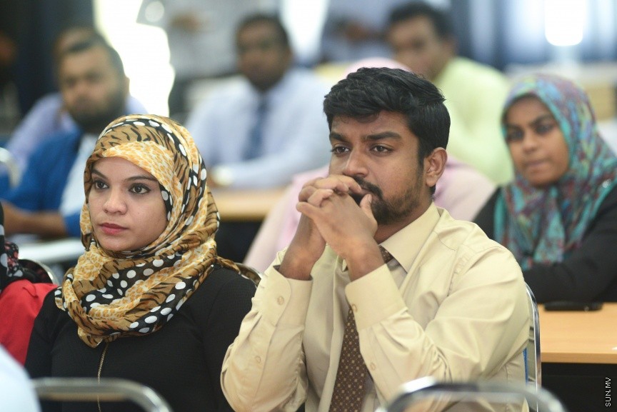 20 ފެބްރުއަރީ 2017:  މިނިވަން ވިޔަފާރީގެ އެއްބަސްވުންތަކާ ބެހޭ ގޮތުން ސަރުކާރުގެ އެކިއެކި މުއައްސަސާތަކާއި ކުންފުނިތަކަށް މައުލޫމާތު ދިނުމަށް ވޯލްޑް ޓްރޭޑް އޯގަނައިޒޭޝަން (ޑަބްލިއުޓީއޯ)އާ އެކު މިއަދު ކަސްޓަމްސް ބިލްޑިންގުގައި ފެށި ދެ ދުވަހުގެ ވޯކްޝޮޕް ފެއްޓުމުގެގޮތުން  ބޭއްވި ރަސްމިއްޔާތުގެ  ތެރެއިން---ސަން ފޮޓޯ: މުހައްމަދު އަފްރާހް