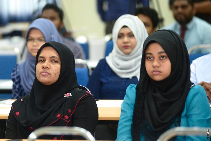 20 ފެބްރުއަރީ 2017:  މިނިވަން ވިޔަފާރީގެ އެއްބަސްވުންތަކާ ބެހޭ ގޮތުން ސަރުކާރުގެ އެކިއެކި މުއައްސަސާތަކާއި ކުންފުނިތަކަށް މައުލޫމާތު ދިނުމަށް ވޯލްޑް ޓްރޭޑް އޯގަނައިޒޭޝަން (ޑަބްލިއުޓީއޯ)އާ އެކު މިއަދު ކަސްޓަމްސް ބިލްޑިންގުގައި ފެށި ދެ ދުވަހުގެ ވޯކްޝޮޕް ފެއްޓުމުގެގޮތުން  ބޭއްވި ރަސްމިއްޔާތުގެ  ތެރެއިން---ސަން ފޮޓޯ: މުހައްމަދު އަފްރާހް