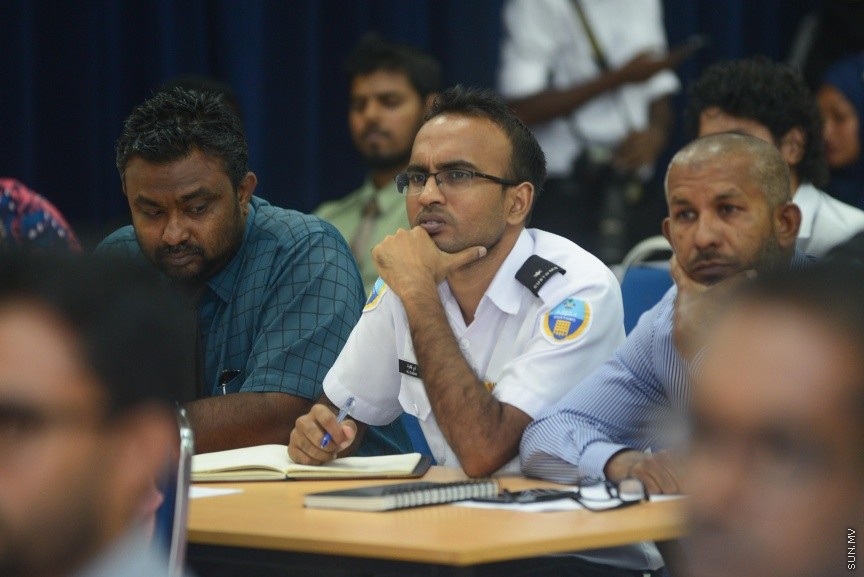 20 ފެބްރުއަރީ 2017:  މިނިވަން ވިޔަފާރީގެ އެއްބަސްވުންތަކާ ބެހޭ ގޮތުން ސަރުކާރުގެ އެކިއެކި މުއައްސަސާތަކާއި ކުންފުނިތަކަށް މައުލޫމާތު ދިނުމަށް ވޯލްޑް ޓްރޭޑް އޯގަނައިޒޭޝަން (ޑަބްލިއުޓީއޯ)އާ އެކު މިއަދު ކަސްޓަމްސް ބިލްޑިންގުގައި ފެށި ދެ ދުވަހުގެ ވޯކްޝޮޕް ފެއްޓުމުގެގޮތުން  ބޭއްވި ރަސްމިއްޔާތުގެ  ތެރެއިން---ސަން ފޮޓޯ: މުހައްމަދު އަފްރާހް