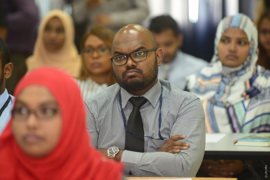 20 ފެބްރުއަރީ 2017:  މިނިވަން ވިޔަފާރީގެ އެއްބަސްވުންތަކާ ބެހޭ ގޮތުން ސަރުކާރުގެ އެކިއެކި މުއައްސަސާތަކާއި ކުންފުނިތަކަށް މައުލޫމާތު ދިނުމަށް ވޯލްޑް ޓްރޭޑް އޯގަނައިޒޭޝަން (ޑަބްލިއުޓީއޯ)އާ އެކު މިއަދު ކަސްޓަމްސް ބިލްޑިންގުގައި ފެށި ދެ ދުވަހުގެ ވޯކްޝޮޕް ފެއްޓުމުގެގޮތުން  ބޭއްވި ރަސްމިއްޔާތުގެ  ތެރެއިން---ސަން ފޮޓޯ: މުހައްމަދު އަފްރާހް
