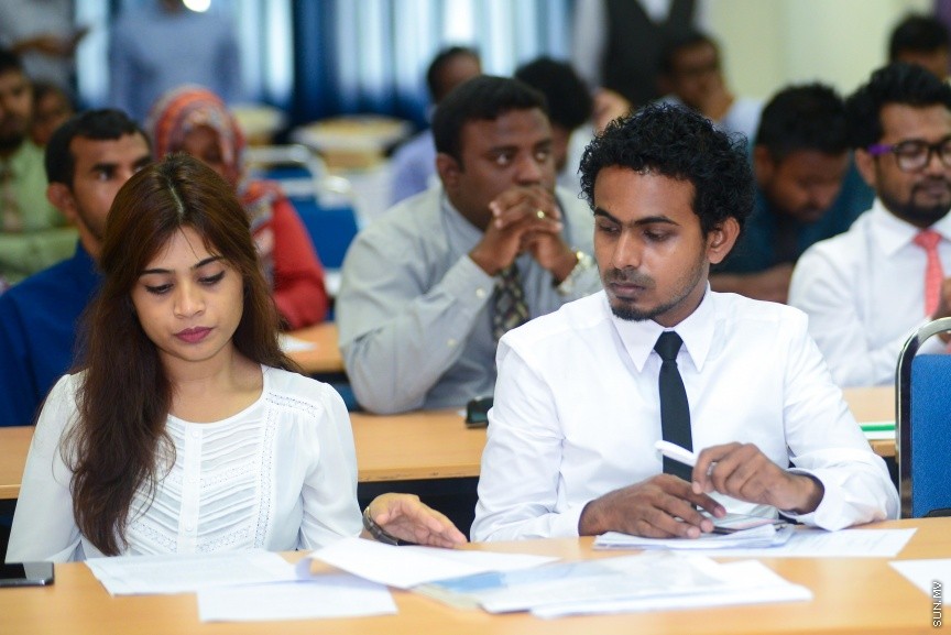20 ފެބްރުއަރީ 2017:  މިނިވަން ވިޔަފާރީގެ އެއްބަސްވުންތަކާ ބެހޭ ގޮތުން ސަރުކާރުގެ އެކިއެކި މުއައްސަސާތަކާއި ކުންފުނިތަކަށް މައުލޫމާތު ދިނުމަށް ވޯލްޑް ޓްރޭޑް އޯގަނައިޒޭޝަން (ޑަބްލިއުޓީއޯ)އާ އެކު މިއަދު ކަސްޓަމްސް ބިލްޑިންގުގައި ފެށި ދެ ދުވަހުގެ ވޯކްޝޮޕް ފެއްޓުމުގެގޮތުން  ބޭއްވި ރަސްމިއްޔާތުގެ  ތެރެއިން---ސަން ފޮޓޯ: މުހައްމަދު އަފްރާހް