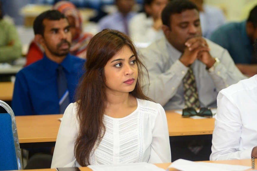 20 ފެބްރުއަރީ 2017:  މިނިވަން ވިޔަފާރީގެ އެއްބަސްވުންތަކާ ބެހޭ ގޮތުން ސަރުކާރުގެ އެކިއެކި މުއައްސަސާތަކާއި ކުންފުނިތަކަށް މައުލޫމާތު ދިނުމަށް ވޯލްޑް ޓްރޭޑް އޯގަނައިޒޭޝަން (ޑަބްލިއުޓީއޯ)އާ އެކު މިއަދު ކަސްޓަމްސް ބިލްޑިންގުގައި ފެށި ދެ ދުވަހުގެ ވޯކްޝޮޕް ފެއްޓުމުގެގޮތުން  ބޭއްވި ރަސްމިއްޔާތުގެ  ތެރެއިން---ސަން ފޮޓޯ: މުހައްމަދު އަފްރާހް
