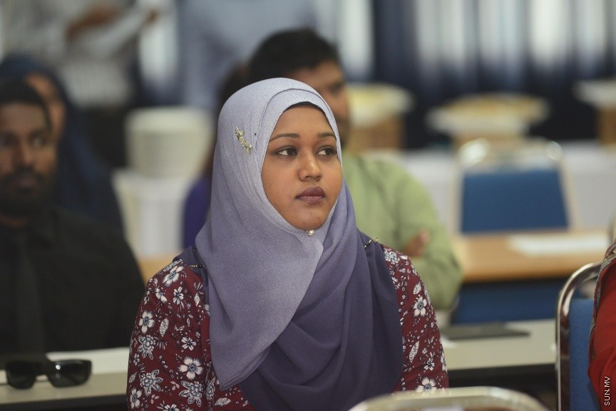 20 ފެބްރުއަރީ 2017:  މިނިވަން ވިޔަފާރީގެ އެއްބަސްވުންތަކާ ބެހޭ ގޮތުން ސަރުކާރުގެ އެކިއެކި މުއައްސަސާތަކާއި ކުންފުނިތަކަށް މައުލޫމާތު ދިނުމަށް ވޯލްޑް ޓްރޭޑް އޯގަނައިޒޭޝަން (ޑަބްލިއުޓީއޯ)އާ އެކު މިއަދު ކަސްޓަމްސް ބިލްޑިންގުގައި ފެށި ދެ ދުވަހުގެ ވޯކްޝޮޕް ފެއްޓުމުގެގޮތުން  ބޭއްވި ރަސްމިއްޔާތުގެ  ތެރެއިން---ސަން ފޮޓޯ: މުހައްމަދު އަފްރާހް