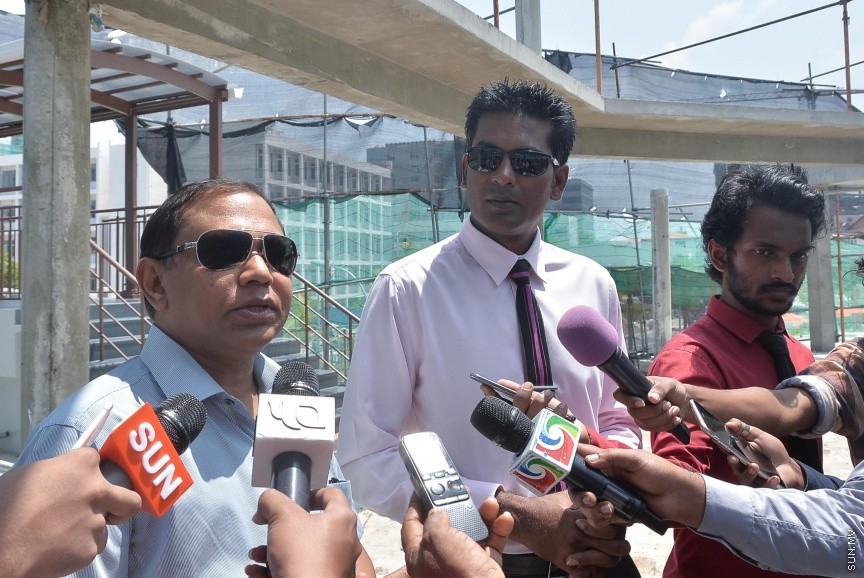 23 ފެބްރުއަރީ 2017: ރަސްފަންނު ޕެވިލިއަންގެ މަސައްކަތްތައް ކުރިޔަށް ދާ ގޮތް ދައްކާލުން: ޕެވިލިއަންއަށް ކޭއެފްސީއާއި ޕިއްޒާހަޓުގެ އިތުރުން އިތުރު ދެ ފްރެންޗައިޒެއްވެސް ގެނައުމަށް ވަނީ ނިންމާފައި --- ސަން ފޮޓޯ/ މުހައްމަދު އަފްރާހް