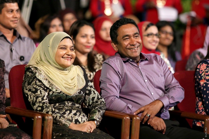 23 ފެބްރުއަރީ 2017: ހީވާގި ކަނބަލުންގެ މައުރަޒުގައި ބައިވެރިވެ ވަނަވަނައަށް ދިޔަ ފަރާތްތަކަށް އިނާމު ދިނުމަށް މިރޭ ދަރުބާރުގޭ ފުރަގަހުގައި ބޭއްވި ރަސްމިއްޔާތުގެ ތެރެއިން----ސަން ފޮޓޯ/ ފަޔާޒު މޫސާ
