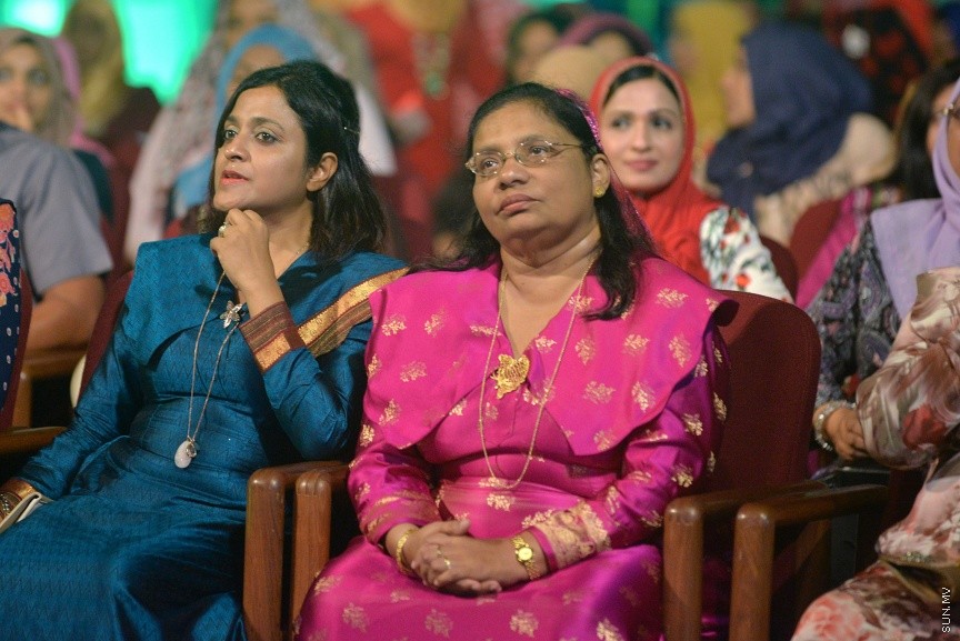 23 ފެބްރުއަރީ 2017: ހީވާގި ކަނބަލުންގެ މައުރަޒުގައި ބައިވެރިވެ ވަނަވަނައަށް ދިޔަ ފަރާތްތަކަށް އިނާމު ދިނުމަށް މިރޭ ދަރުބާރުގޭ ފުރަގަހުގައި ބޭއްވި ރަސްމިއްޔާތުގެ ތެރެއިން----ސަން ފޮޓޯ/ ފަޔާޒު މޫސާ