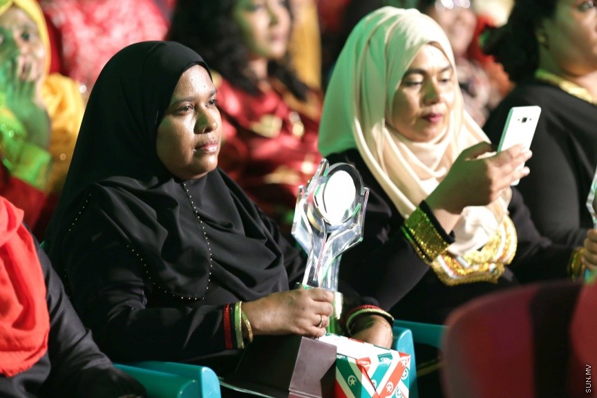 23 ފެބްރުއަރީ 2017: ހީވާގި ކަނބަލުންގެ މައުރަޒުގައި ބައިވެރިވެ ވަނަވަނައަށް ދިޔަ ފަރާތްތަކަށް އިނާމު ދިނުމަށް މިރޭ ދަރުބާރުގޭ ފުރަގަހުގައި ބޭއްވި ރަސްމިއްޔާތުގެ ތެރެއިން----ސަން ފޮޓޯ/ ފަޔާޒު މޫސާ