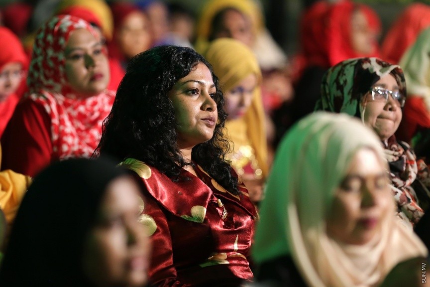 23 ފެބްރުއަރީ 2017: ހީވާގި ކަނބަލުންގެ މައުރަޒުގައި ބައިވެރިވެ ވަނަވަނައަށް ދިޔަ ފަރާތްތަކަށް އިނާމު ދިނުމަށް މިރޭ ދަރުބާރުގޭ ފުރަގަހުގައި ބޭއްވި ރަސްމިއްޔާތުގެ ތެރެއިން----ސަން ފޮޓޯ/ ފަޔާޒު މޫސާ