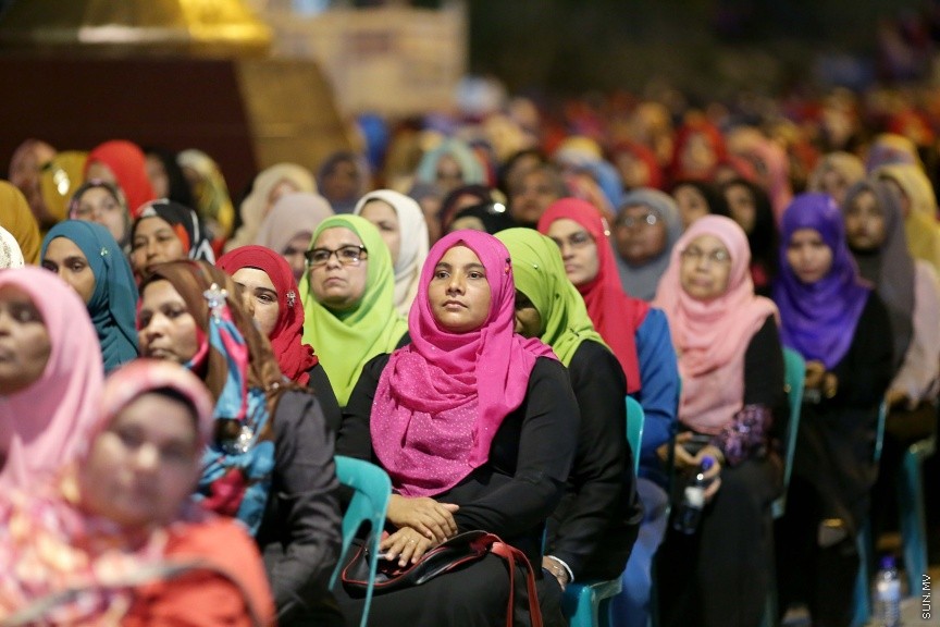 23 ފެބްރުއަރީ 2017: ހީވާގި ކަނބަލުންގެ މައުރަޒުގައި ބައިވެރިވެ ވަނަވަނައަށް ދިޔަ ފަރާތްތަކަށް އިނާމު ދިނުމަށް މިރޭ ދަރުބާރުގޭ ފުރަގަހުގައި ބޭއްވި ރަސްމިއްޔާތުގެ ތެރެއިން----ސަން ފޮޓޯ/ ފަޔާޒު މޫސާ