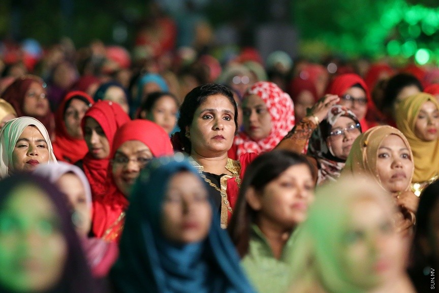 23 ފެބްރުއަރީ 2017: ހީވާގި ކަނބަލުންގެ މައުރަޒުގައި ބައިވެރިވެ ވަނަވަނައަށް ދިޔަ ފަރާތްތަކަށް އިނާމު ދިނުމަށް މިރޭ ދަރުބާރުގޭ ފުރަގަހުގައި ބޭއްވި ރަސްމިއްޔާތުގެ ތެރެއިން----ސަން ފޮޓޯ/ ފަޔާޒު މޫސާ