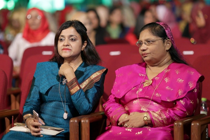 23 ފެބްރުއަރީ 2017: ހީވާގި ކަނބަލުންގެ މައުރަޒުގައި ބައިވެރިވެ ވަނަވަނައަށް ދިޔަ ފަރާތްތަކަށް އިނާމު ދިނުމަށް މިރޭ ދަރުބާރުގޭ ފުރަގަހުގައި ބޭއްވި ރަސްމިއްޔާތުގެ ތެރެއިން----ސަން ފޮޓޯ/ ފަޔާޒު މޫސާ