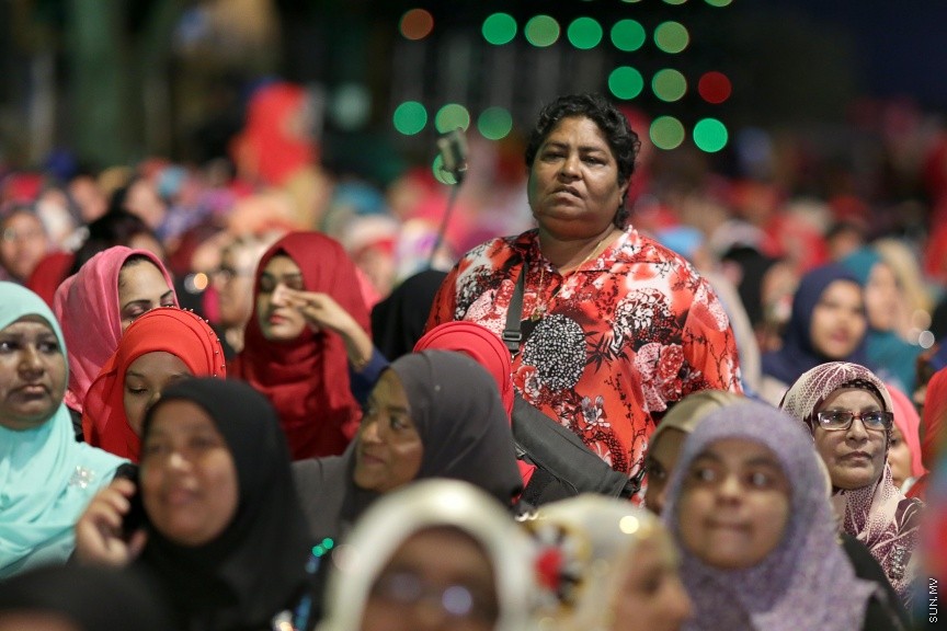 23 ފެބްރުއަރީ 2017: ހީވާގި ކަނބަލުންގެ މައުރަޒުގައި ބައިވެރިވެ ވަނަވަނައަށް ދިޔަ ފަރާތްތަކަށް އިނާމު ދިނުމަށް މިރޭ ދަރުބާރުގޭ ފުރަގަހުގައި ބޭއްވި ރަސްމިއްޔާތުގެ ތެރެއިން----ސަން ފޮޓޯ/ ފަޔާޒު މޫސާ