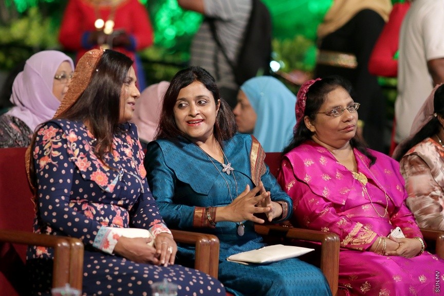 23 ފެބްރުއަރީ 2017: ހީވާގި ކަނބަލުންގެ މައުރަޒުގައި ބައިވެރިވެ ވަނަވަނައަށް ދިޔަ ފަރާތްތަކަށް އިނާމު ދިނުމަށް މިރޭ ދަރުބާރުގޭ ފުރަގަހުގައި ބޭއްވި ރަސްމިއްޔާތުގެ ތެރެއިން----ސަން ފޮޓޯ/ ފަޔާޒު މޫސާ