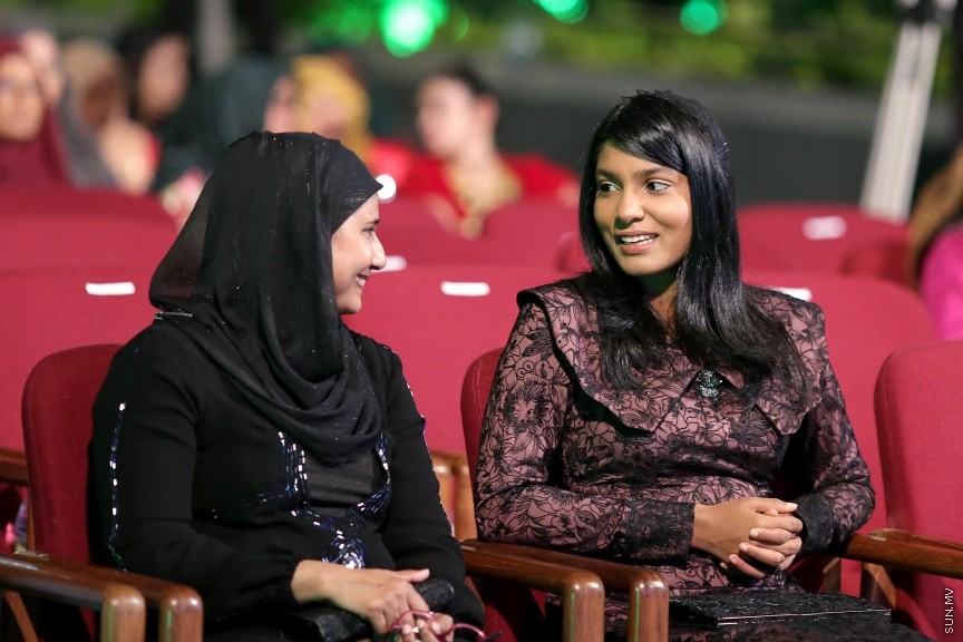 23 ފެބްރުއަރީ 2017: ހީވާގި ކަނބަލުންގެ މައުރަޒުގައި ބައިވެރިވެ ވަނަވަނައަށް ދިޔަ ފަރާތްތަކަށް އިނާމު ދިނުމަށް މިރޭ ދަރުބާރުގޭ ފުރަގަހުގައި ބޭއްވި ރަސްމިއްޔާތުގެ ތެރެއިން----ސަން ފޮޓޯ/ ފަޔާޒު މޫސާ