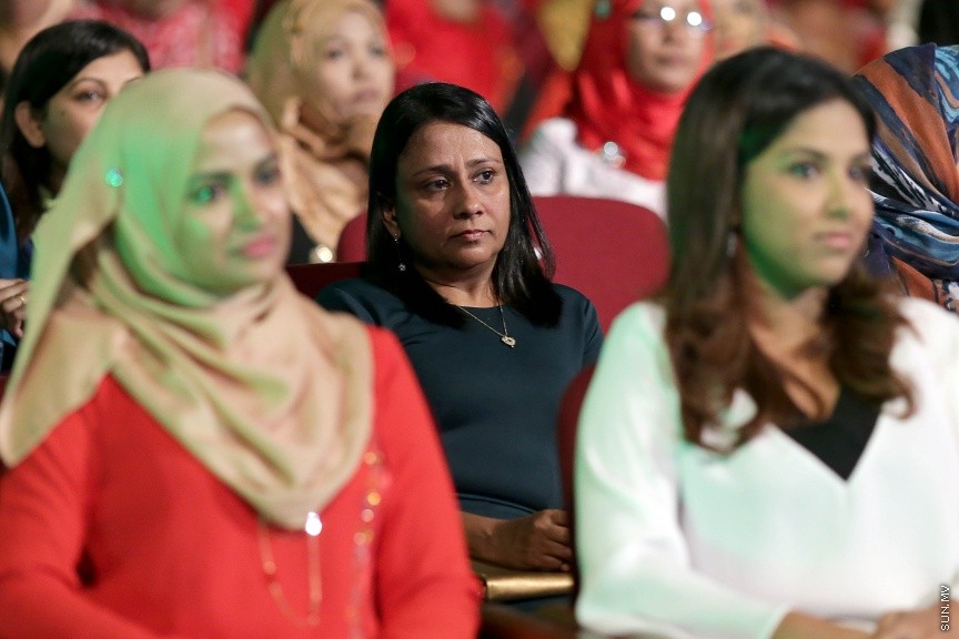 23 ފެބްރުއަރީ 2017: ހީވާގި ކަނބަލުންގެ މައުރަޒުގައި ބައިވެރިވެ ވަނަވަނައަށް ދިޔަ ފަރާތްތަކަށް އިނާމު ދިނުމަށް މިރޭ ދަރުބާރުގޭ ފުރަގަހުގައި ބޭއްވި ރަސްމިއްޔާތުގެ ތެރެއިން----ސަން ފޮޓޯ/ ފަޔާޒު މޫސާ