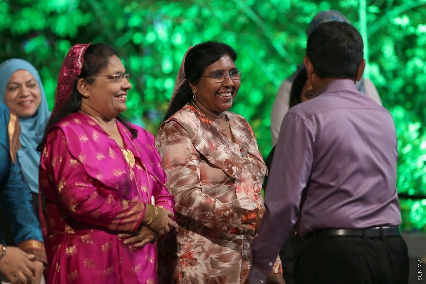 23 ފެބްރުއަރީ 2017: ހީވާގި ކަނބަލުންގެ މައުރަޒުގައި ބައިވެރިވެ ވަނަވަނައަށް ދިޔަ ފަރާތްތަކަށް އިނާމު ދިނުމަށް މިރޭ ދަރުބާރުގޭ ފުރަގަހުގައި ބޭއްވި ރަސްމިއްޔާތުގެ ތެރެއިން----ސަން ފޮޓޯ/ ފަޔާޒު މޫސާ
