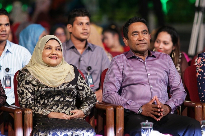 23 ފެބްރުއަރީ 2017: ހީވާގި ކަނބަލުންގެ މައުރަޒުގައި ބައިވެރިވެ ވަނަވަނައަށް ދިޔަ ފަރާތްތަކަށް އިނާމު ދިނުމަށް މިރޭ ދަރުބާރުގޭ ފުރަގަހުގައި ބޭއްވި ރަސްމިއްޔާތުގެ ތެރެއިން----ސަން ފޮޓޯ/ ފަޔާޒު މޫސާ