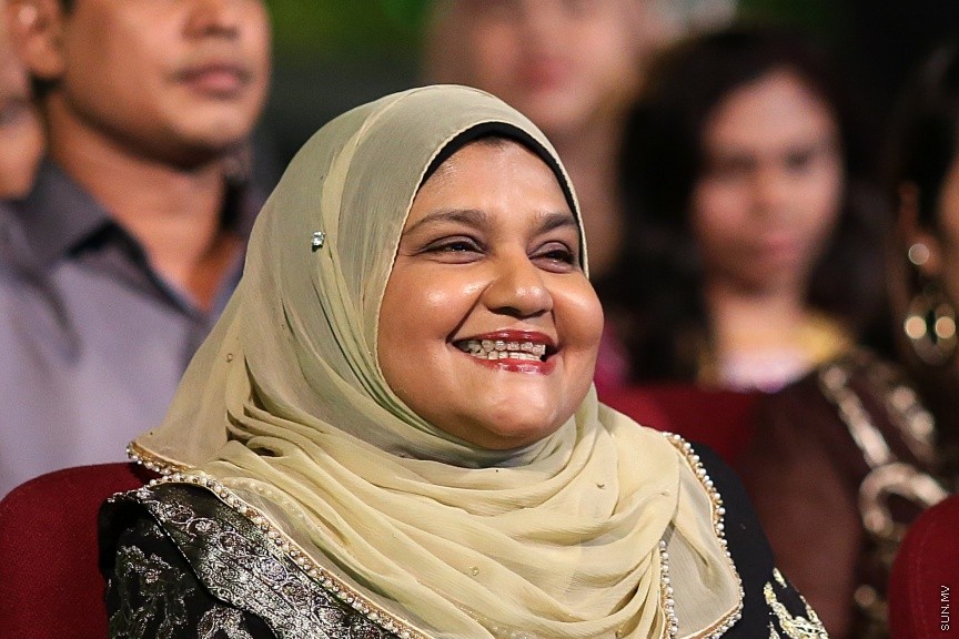 23 ފެބްރުއަރީ 2017: ހީވާގި ކަނބަލުންގެ މައުރަޒުގައި ބައިވެރިވެ ވަނަވަނައަށް ދިޔަ ފަރާތްތަކަށް އިނާމު ދިނުމަށް މިރޭ ދަރުބާރުގޭ ފުރަގަހުގައި ބޭއްވި ރަސްމިއްޔާތުގެ ތެރެއިން----ސަން ފޮޓޯ/ ފަޔާޒު މޫސާ