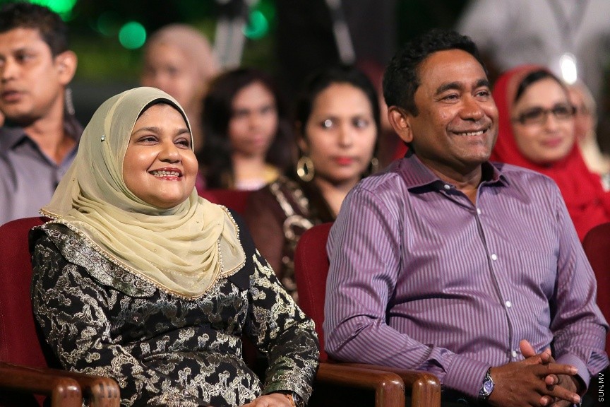 23 ފެބްރުއަރީ 2017: ހީވާގި ކަނބަލުންގެ މައުރަޒުގައި ބައިވެރިވެ ވަނަވަނައަށް ދިޔަ ފަރާތްތަކަށް އިނާމު ދިނުމަށް މިރޭ ދަރުބާރުގޭ ފުރަގަހުގައި ބޭއްވި ރަސްމިއްޔާތުގެ ތެރެއިން----ސަން ފޮޓޯ/ ފަޔާޒު މޫސާ