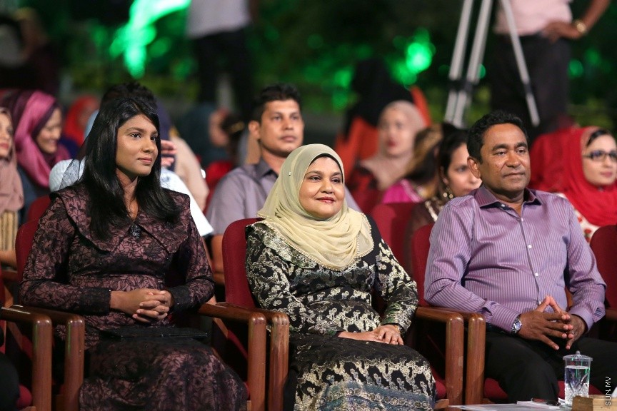 23 ފެބްރުއަރީ 2017: ހީވާގި ކަނބަލުންގެ މައުރަޒުގައި ބައިވެރިވެ ވަނަވަނައަށް ދިޔަ ފަރާތްތަކަށް އިނާމު ދިނުމަށް މިރޭ ދަރުބާރުގޭ ފުރަގަހުގައި ބޭއްވި ރަސްމިއްޔާތުގެ ތެރެއިން----ސަން ފޮޓޯ/ ފަޔާޒު މޫސާ