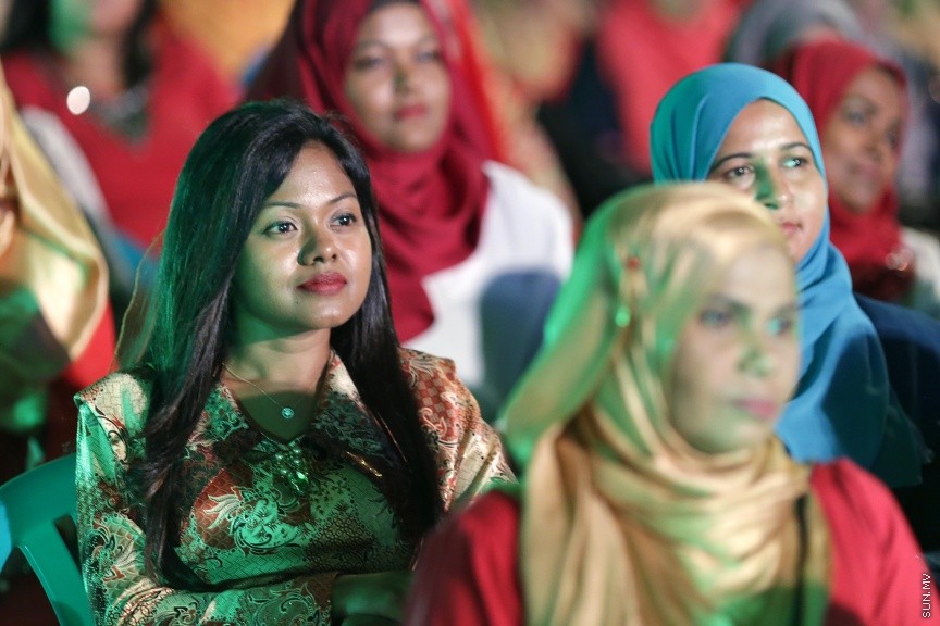 23 ފެބްރުއަރީ 2017: ހީވާގި ކަނބަލުންގެ މައުރަޒުގައި ބައިވެރިވެ ވަނަވަނައަށް ދިޔަ ފަރާތްތަކަށް އިނާމު ދިނުމަށް މިރޭ ދަރުބާރުގޭ ފުރަގަހުގައި ބޭއްވި ރަސްމިއްޔާތުގެ ތެރެއިން----ސަން ފޮޓޯ/ ފަޔާޒު މޫސާ