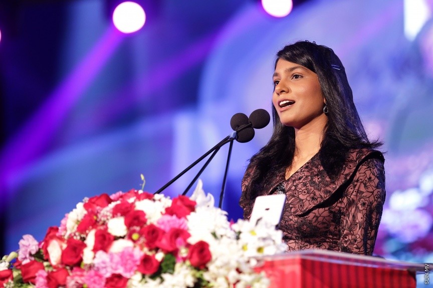 23 ފެބްރުއަރީ 2017: ހީވާގި ކަނބަލުންގެ މައުރަޒުގައި ބައިވެރިވެ ވަނަވަނައަށް ދިޔަ ފަރާތްތަކަށް އިނާމު ދިނުމަށް މިރޭ ދަރުބާރުގޭ ފުރަގަހުގައި ބޭއްވި ރަސްމިއްޔާތުގެ ތެރެއިން----ސަން ފޮޓޯ/ ފަޔާޒު މޫސާ