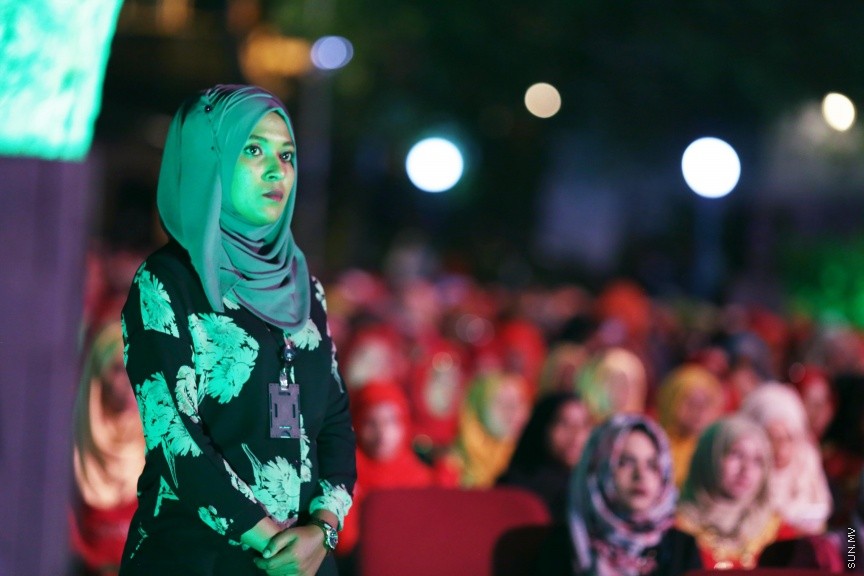 23 ފެބްރުއަރީ 2017: ހީވާގި ކަނބަލުންގެ މައުރަޒުގައި ބައިވެރިވެ ވަނަވަނައަށް ދިޔަ ފަރާތްތަކަށް އިނާމު ދިނުމަށް މިރޭ ދަރުބާރުގޭ ފުރަގަހުގައި ބޭއްވި ރަސްމިއްޔާތުގެ ތެރެއިން----ސަން ފޮޓޯ/ ފަޔާޒު މޫސާ