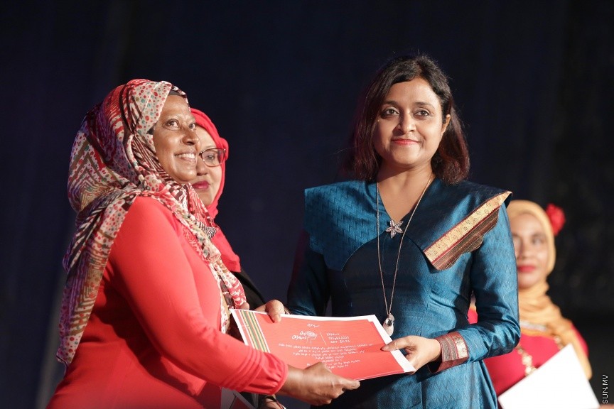 23 ފެބްރުއަރީ 2017: ހީވާގި ކަނބަލުންގެ މައުރަޒުގައި ބައިވެރިވެ ވަނަވަނައަށް ދިޔަ ފަރާތްތަކަށް އިނާމު ދިނުމަށް މިރޭ ދަރުބާރުގޭ ފުރަގަހުގައި ބޭއްވި ރަސްމިއްޔާތުގެ ތެރެއިން----ސަން ފޮޓޯ/ ފަޔާޒު މޫސާ