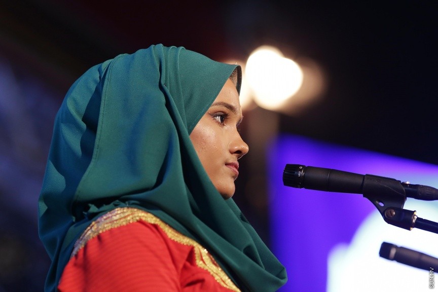 23 ފެބްރުއަރީ 2017: ހީވާގި ކަނބަލުންގެ މައުރަޒުގައި ބައިވެރިވެ ވަނަވަނައަށް ދިޔަ ފަރާތްތަކަށް އިނާމު ދިނުމަށް މިރޭ ދަރުބާރުގޭ ފުރަގަހުގައި ބޭއްވި ރަސްމިއްޔާތުގެ ތެރެއިން----ސަން ފޮޓޯ/ ފަޔާޒު މޫސާ