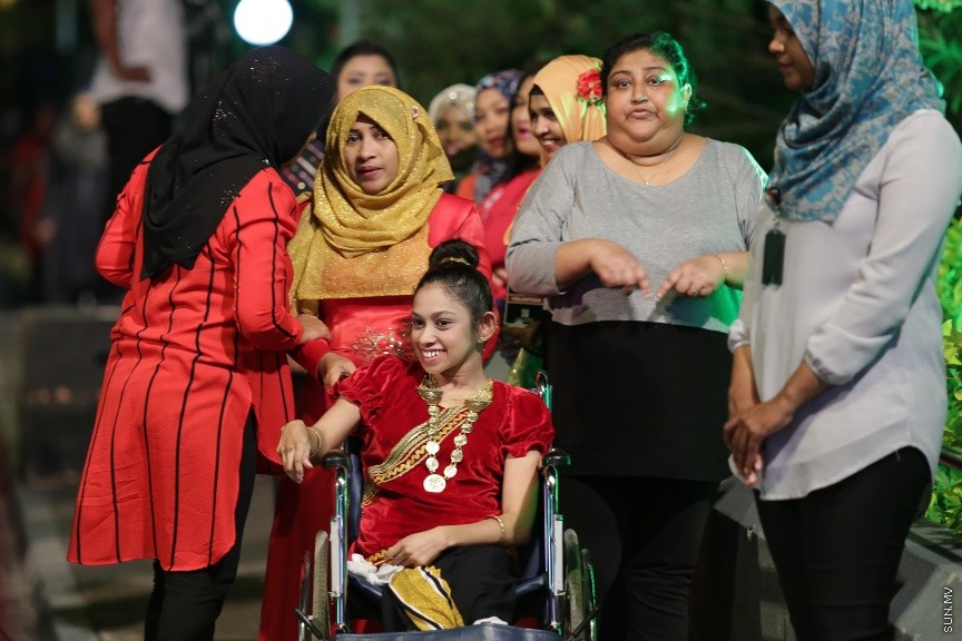 23 ފެބްރުއަރީ 2017: ހީވާގި ކަނބަލުންގެ މައުރަޒުގައި ބައިވެރިވެ ވަނަވަނައަށް ދިޔަ ފަރާތްތަކަށް އިނާމު ދިނުމަށް މިރޭ ދަރުބާރުގޭ ފުރަގަހުގައި ބޭއްވި ރަސްމިއްޔާތުގެ ތެރެއިން----ސަން ފޮޓޯ/ ފަޔާޒު މޫސާ