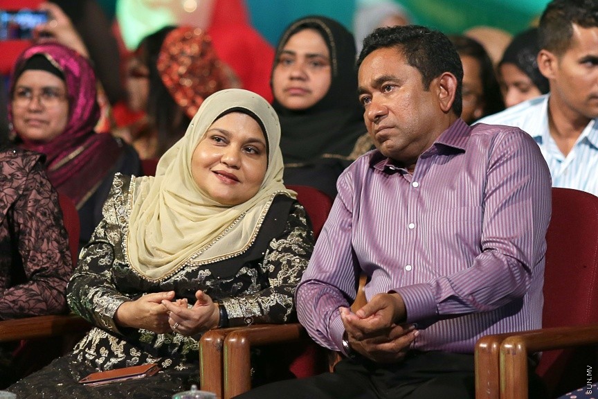 23 ފެބްރުއަރީ 2017: ހީވާގި ކަނބަލުންގެ މައުރަޒުގައި ބައިވެރިވެ ވަނަވަނައަށް ދިޔަ ފަރާތްތަކަށް އިނާމު ދިނުމަށް މިރޭ ދަރުބާރުގޭ ފުރަގަހުގައި ބޭއްވި ރަސްމިއްޔާތުގެ ތެރެއިން----ސަން ފޮޓޯ/ ފަޔާޒު މޫސާ