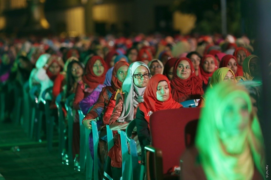 23 ފެބްރުއަރީ 2017: ހީވާގި ކަނބަލުންގެ މައުރަޒުގައި ބައިވެރިވެ ވަނަވަނައަށް ދިޔަ ފަރާތްތަކަށް އިނާމު ދިނުމަށް މިރޭ ދަރުބާރުގޭ ފުރަގަހުގައި ބޭއްވި ރަސްމިއްޔާތުގެ ތެރެއިން----ސަން ފޮޓޯ/ ފަޔާޒު މޫސާ