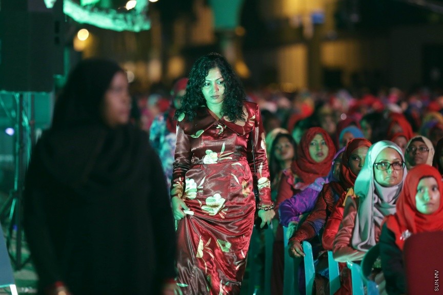 23 ފެބްރުއަރީ 2017: ހީވާގި ކަނބަލުންގެ މައުރަޒުގައި ބައިވެރިވެ ވަނަވަނައަށް ދިޔަ ފަރާތްތަކަށް އިނާމު ދިނުމަށް މިރޭ ދަރުބާރުގޭ ފުރަގަހުގައި ބޭއްވި ރަސްމިއްޔާތުގެ ތެރެއިން----ސަން ފޮޓޯ/ ފަޔާޒު މޫސާ