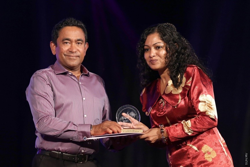 23 ފެބްރުއަރީ 2017: ހީވާގި ކަނބަލުންގެ މައުރަޒުގައި ބައިވެރިވެ ވަނަވަނައަށް ދިޔަ ފަރާތްތަކަށް އިނާމު ދިނުމަށް މިރޭ ދަރުބާރުގޭ ފުރަގަހުގައި ބޭއްވި ރަސްމިއްޔާތުގެ ތެރެއިން----ސަން ފޮޓޯ/ ފަޔާޒު މޫސާ