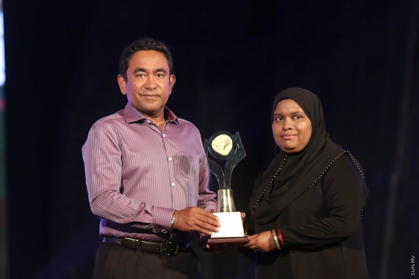 23 ފެބްރުއަރީ 2017: ހީވާގި ކަނބަލުންގެ މައުރަޒުގައި ބައިވެރިވެ ވަނަވަނައަށް ދިޔަ ފަރާތްތަކަށް އިނާމު ދިނުމަށް މިރޭ ދަރުބާރުގޭ ފުރަގަހުގައި ބޭއްވި ރަސްމިއްޔާތުގެ ތެރެއިން----ސަން ފޮޓޯ/ ފަޔާޒު މޫސާ