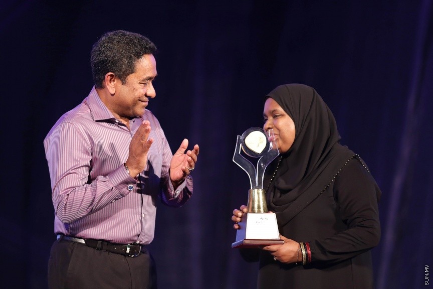 23 ފެބްރުއަރީ 2017: ހީވާގި ކަނބަލުންގެ މައުރަޒުގައި ބައިވެރިވެ ވަނަވަނައަށް ދިޔަ ފަރާތްތަކަށް އިނާމު ދިނުމަށް މިރޭ ދަރުބާރުގޭ ފުރަގަހުގައި ބޭއްވި ރަސްމިއްޔާތުގެ ތެރެއިން----ސަން ފޮޓޯ/ ފަޔާޒު މޫސާ