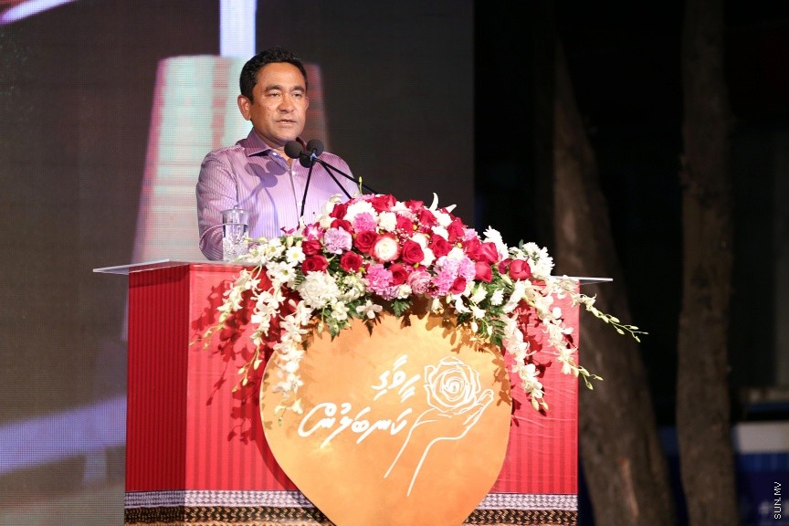 23 ފެބްރުއަރީ 2017: ހީވާގި ކަނބަލުންގެ މައުރަޒުގައި ބައިވެރިވެ ވަނަވަނައަށް ދިޔަ ފަރާތްތަކަށް އިނާމު ދިނުމަށް މިރޭ ދަރުބާރުގޭ ފުރަގަހުގައި ބޭއްވި ރަސްމިއްޔާތުގެ ތެރެއިން----ސަން ފޮޓޯ/ ފަޔާޒު މޫސާ