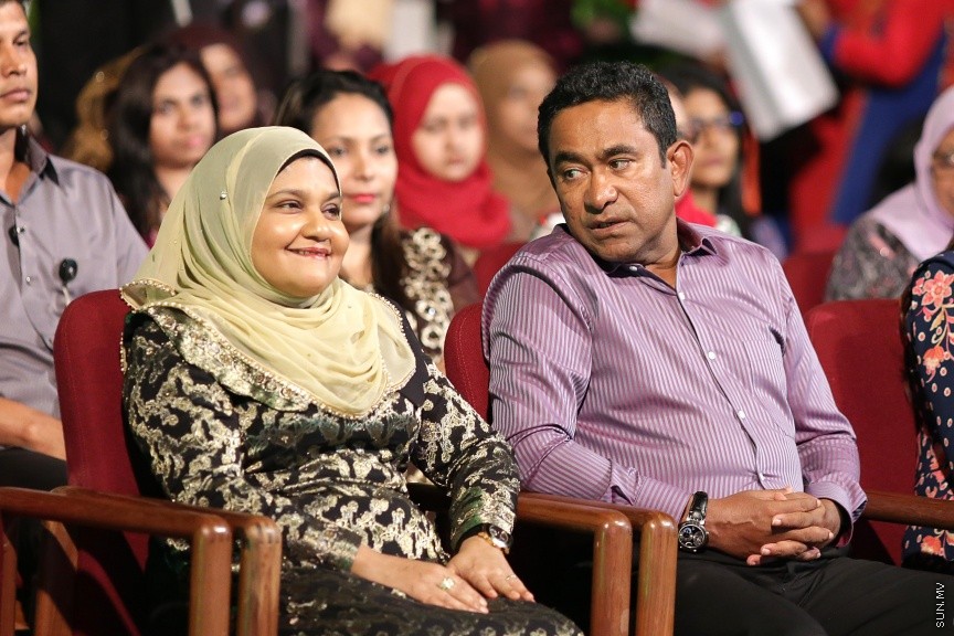 23 ފެބްރުއަރީ 2017: ހީވާގި ކަނބަލުންގެ މައުރަޒުގައި ބައިވެރިވެ ވަނަވަނައަށް ދިޔަ ފަރާތްތަކަށް އިނާމު ދިނުމަށް މިރޭ ދަރުބާރުގޭ ފުރަގަހުގައި ބޭއްވި ރަސްމިއްޔާތުގެ ތެރެއިން----ސަން ފޮޓޯ/ ފަޔާޒު މޫސާ