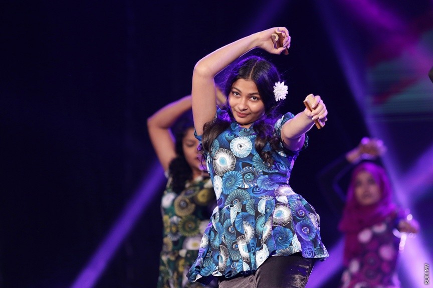 23 ފެބްރުއަރީ 2017: ހީވާގި ކަނބަލުންގެ މައުރަޒުގައި ބައިވެރިވެ ވަނަވަނައަށް ދިޔަ ފަރާތްތަކަށް އިނާމު ދިނުމަށް މިރޭ ދަރުބާރުގޭ ފުރަގަހުގައި ބޭއްވި ރަސްމިއްޔާތުގެ ތެރެއިން----ސަން ފޮޓޯ/ ފަޔާޒު މޫސާ