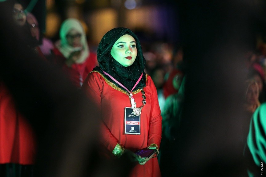 23 ފެބްރުއަރީ 2017: ހީވާގި ކަނބަލުންގެ މައުރަޒުގައި ބައިވެރިވެ ވަނަވަނައަށް ދިޔަ ފަރާތްތަކަށް އިނާމު ދިނުމަށް މިރޭ ދަރުބާރުގޭ ފުރަގަހުގައި ބޭއްވި ރަސްމިއްޔާތުގެ ތެރެއިން----ސަން ފޮޓޯ/ ފަޔާޒު މޫސާ