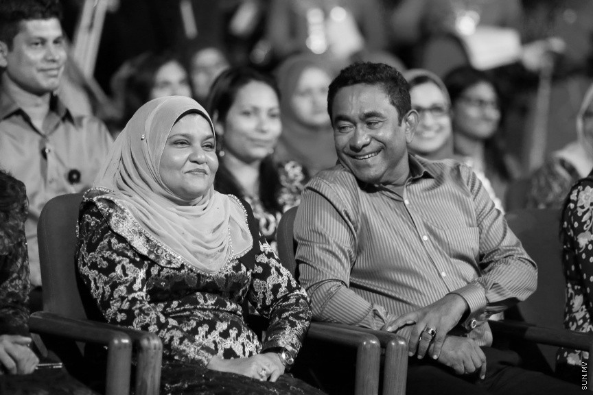 23 ފެބްރުއަރީ 2017: ހީވާގި ކަނބަލުންގެ މައުރަޒުގައި ބައިވެރިވެ ވަނަވަނައަށް ދިޔަ ފަރާތްތަކަށް އިނާމު ދިނުމަށް މިރޭ ދަރުބާރުގޭ ފުރަގަހުގައި ބޭއްވި ރަސްމިއްޔާތުގެ ތެރެއިން----ސަން ފޮޓޯ/ ފަޔާޒު މޫސާ