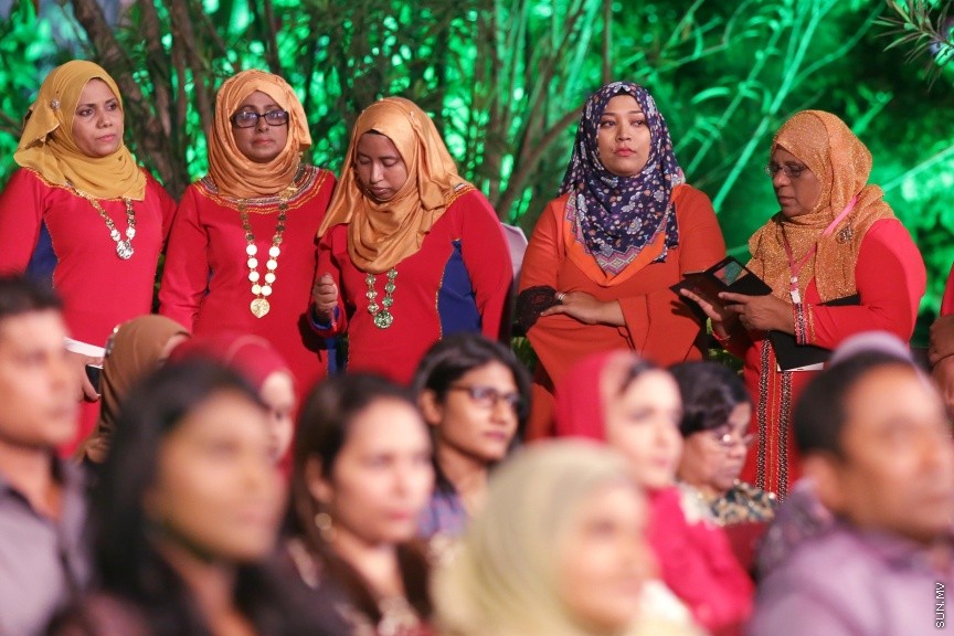 23 ފެބްރުއަރީ 2017: ހީވާގި ކަނބަލުންގެ މައުރަޒުގައި ބައިވެރިވެ ވަނަވަނައަށް ދިޔަ ފަރާތްތަކަށް އިނާމު ދިނުމަށް މިރޭ ދަރުބާރުގޭ ފުރަގަހުގައި ބޭއްވި ރަސްމިއްޔާތުގެ ތެރެއިން----ސަން ފޮޓޯ/ ފަޔާޒު މޫސާ
