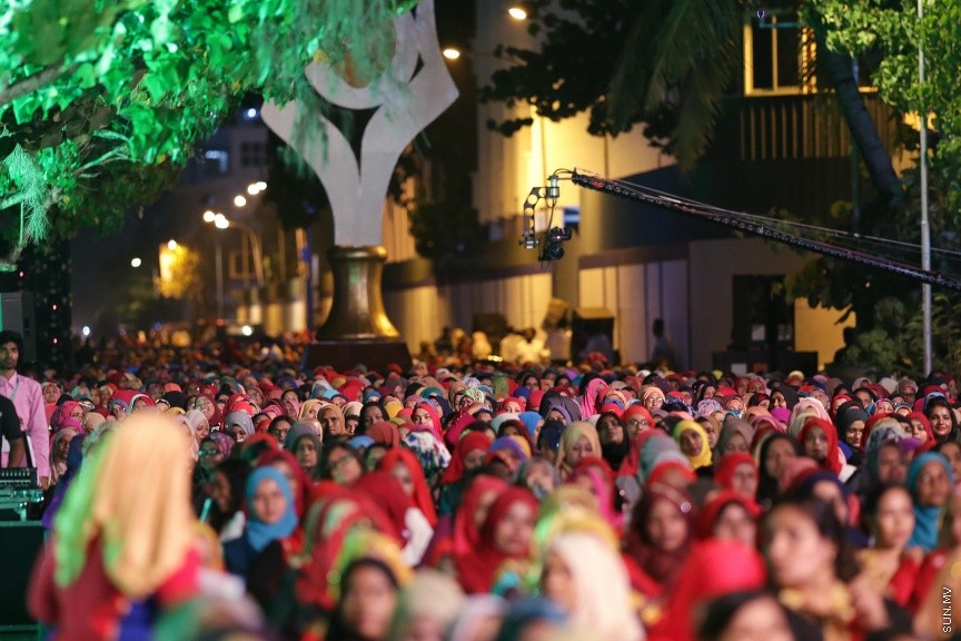 23 ފެބްރުއަރީ 2017: ހީވާގި ކަނބަލުންގެ މައުރަޒުގައި ބައިވެރިވެ ވަނަވަނައަށް ދިޔަ ފަރާތްތަކަށް އިނާމު ދިނުމަށް މިރޭ ދަރުބާރުގޭ ފުރަގަހުގައި ބޭއްވި ރަސްމިއްޔާތުގެ ތެރެއިން----ސަން ފޮޓޯ/ ފަޔާޒު މޫސާ