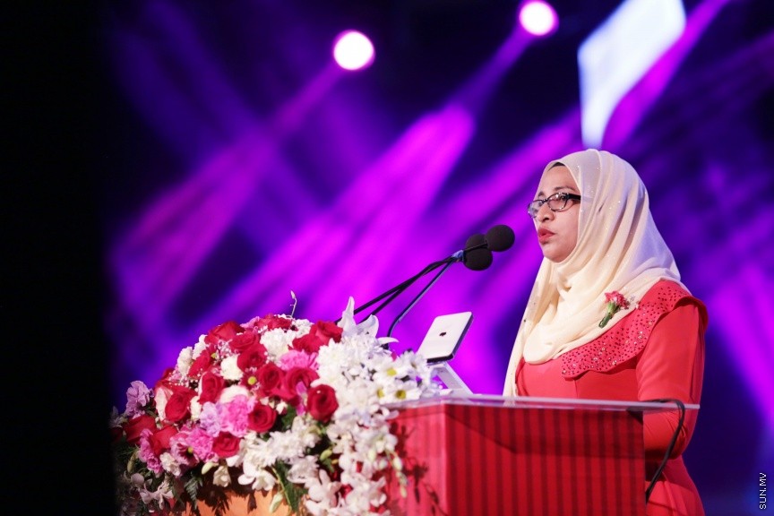 23 ފެބްރުއަރީ 2017: ހީވާގި ކަނބަލުންގެ މައުރަޒުގައި ބައިވެރިވެ ވަނަވަނައަށް ދިޔަ ފަރާތްތަކަށް އިނާމު ދިނުމަށް މިރޭ ދަރުބާރުގޭ ފުރަގަހުގައި ބޭއްވި ރަސްމިއްޔާތުގެ ތެރެއިން----ސަން ފޮޓޯ/ ފަޔާޒު މޫސާ