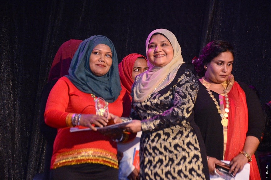23 ފެބްރުއަރީ 2017: ހީވާގި ކަނބަލުންގެ މައުރަޒުގައި ބައިވެރިވެ ވަނަވަނައަށް ދިޔަ ފަރާތްތަކަށް އިނާމު ދިނުމަށް މިރޭ ދަރުބާރުގޭ ފުރަގަހުގައި ބޭއްވި ރަސްމިއްޔާތުގެ ތެރެއިން----ސަން ފޮޓޯ/ ފަޔާޒު މޫސާ