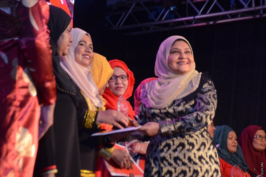 23 ފެބްރުއަރީ 2017: ހީވާގި ކަނބަލުންގެ މައުރަޒުގައި ބައިވެރިވެ ވަނަވަނައަށް ދިޔަ ފަރާތްތަކަށް އިނާމު ދިނުމަށް މިރޭ ދަރުބާރުގޭ ފުރަގަހުގައި ބޭއްވި ރަސްމިއްޔާތުގެ ތެރެއިން----ސަން ފޮޓޯ/ ފަޔާޒު މޫސާ