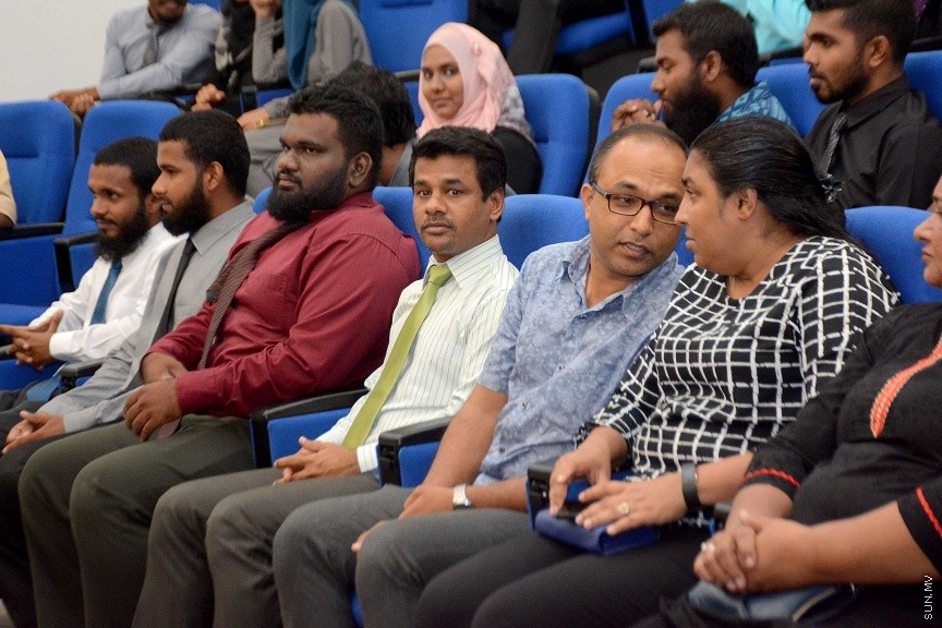 ފެބްރުއަރީ 25، 2017: އެމްއެންޔޫއެސްޔޫގެ ވިންގްތަކަށް ހޮވުނު ފަރާތްތަކަށް ލިޔުން ހަވާލުކުރުމަށް ބޭއްވި ހަފްލާގެ ތެރެއިން --- ސަން ފޮޓޯ/ ފަޔާޒު މޫސާ