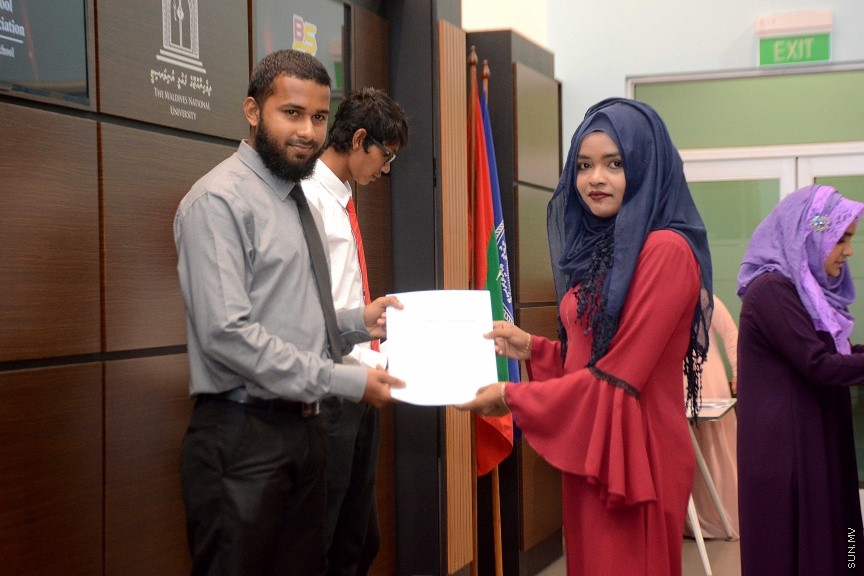 ފެބްރުއަރީ 25، 2017: އެމްއެންޔޫއެސްޔޫގެ ވިންގްތަކަށް ހޮވުނު ފަރާތްތަކަށް ލިޔުން ހަވާލުކުރުމަށް ބޭއްވި ހަފްލާގެ ތެރެއިން --- ސަން ފޮޓޯ/ ފަޔާޒު މޫސާ